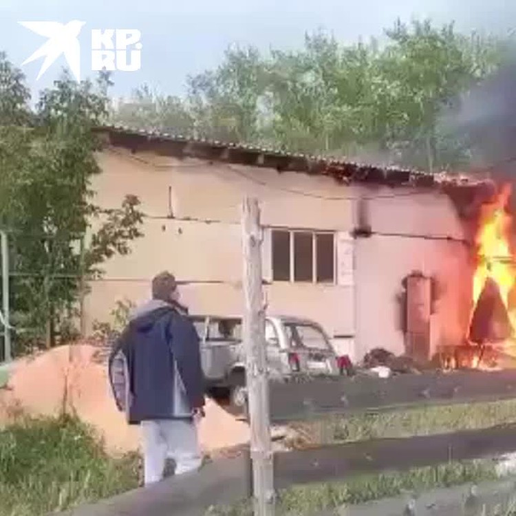 Пожар в Новосибирске. Пожар на лесопилке. Огонь прыгнул огня.